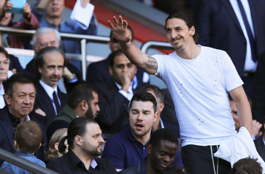 Zlatan Ibrahimovic arriva al Parco dei Principi per assistere a Psg-Reims: lo stadio ha occhi solo per lui. Epa